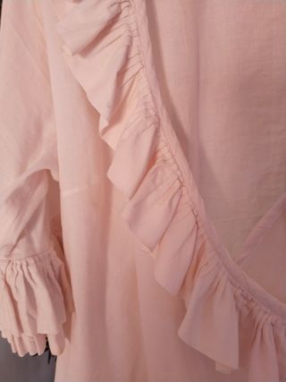 Camisa cruzada beige con volantes