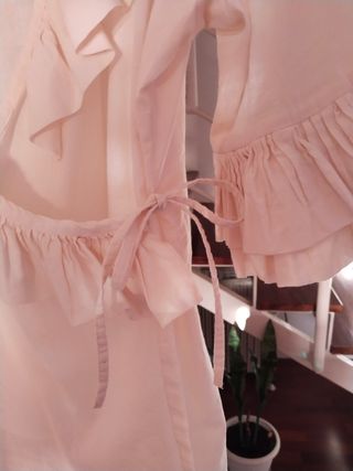 Camisa cruzada beige con volantes
