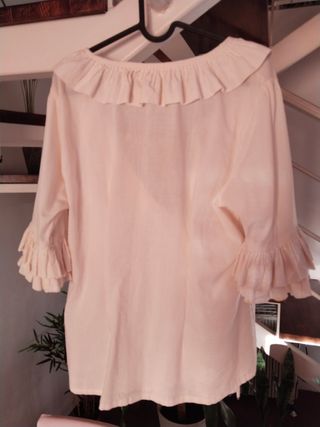 Camisa cruzada beige con volantes