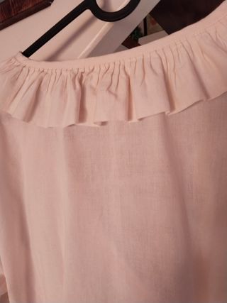 Camisa cruzada beige con volantes
