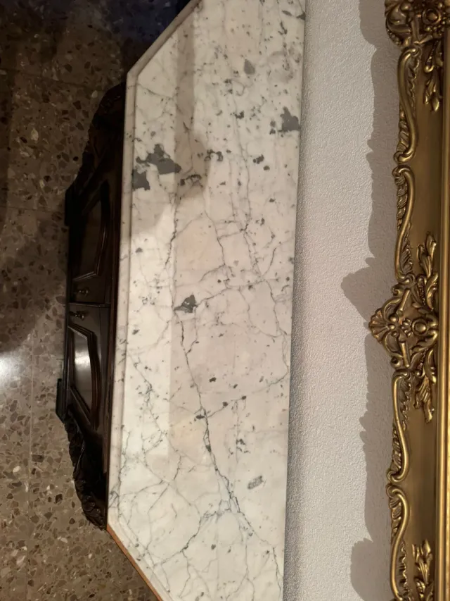 Aparador de entrada de madera y mármol