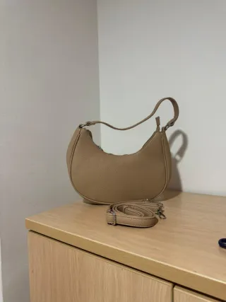 Bolso marrón tipo hobo con asa y correa