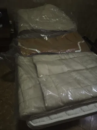 Mantas antiguas, colchón y sábanas