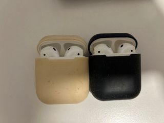 AirPods con funda Beige y Negra