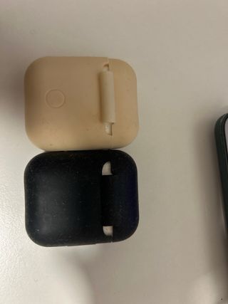AirPods con funda Beige y Negra