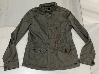 Chaqueta verde con capucha