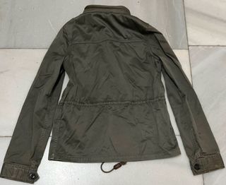 Chaqueta verde con capucha