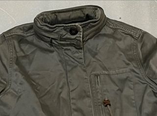Chaqueta verde con capucha