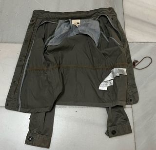 Chaqueta verde con capucha