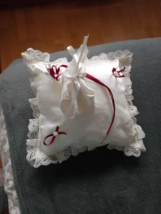 Cojín de celebración con encaje
