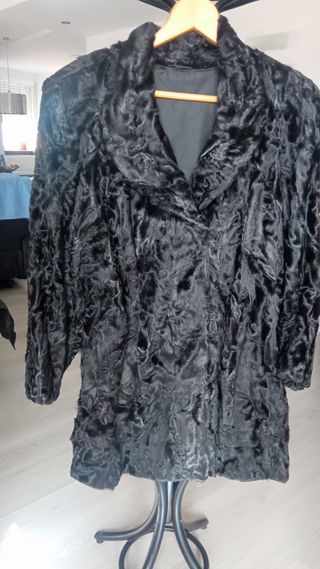 Abrigo de piel Karakul negro