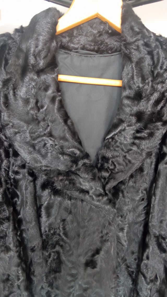 Abrigo de piel Karakul negro