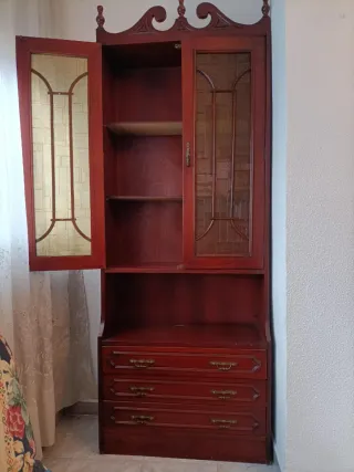 Armario vitrina de madera y cristal