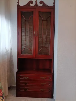 Armario vitrina de madera y cristal