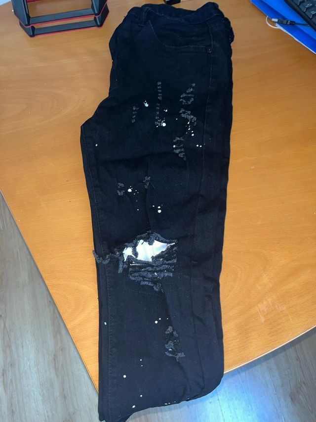 Pantalones vaqueros negros rotos pintados