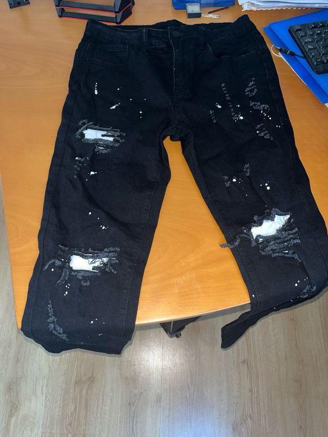 Pantalones vaqueros negros rotos pintados