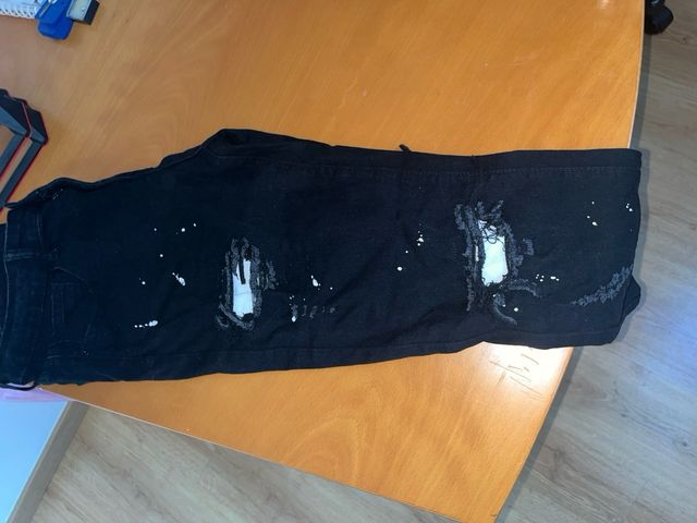 Pantalones vaqueros negros rotos pintados
