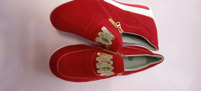 Playeras rojas con detalles dorados talla 37