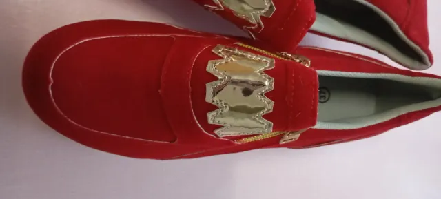 Playeras rojas con detalles dorados talla 37