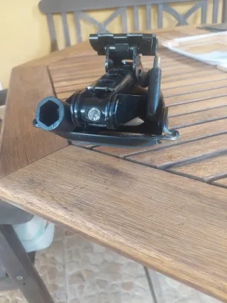 Gato elevador del coche para cambiar las ruedas.