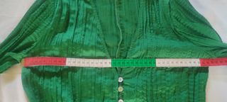 Blusa H&M verde satinada efecto arrugado