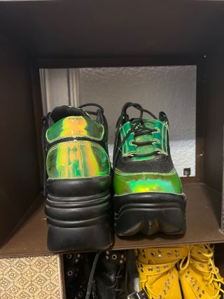 Zapatillas plataforma Dolls Kill verdes y negras