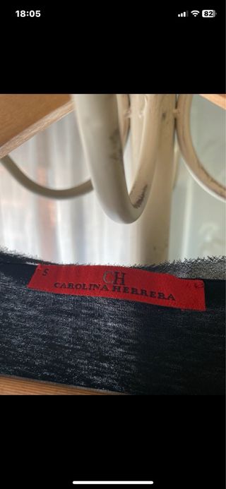 Camiseta Carolina Herrera Negra Manga Transparente