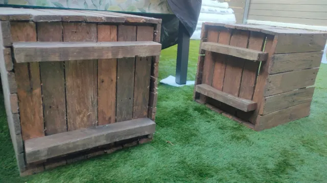 Dos jardineras de madera para exterior.