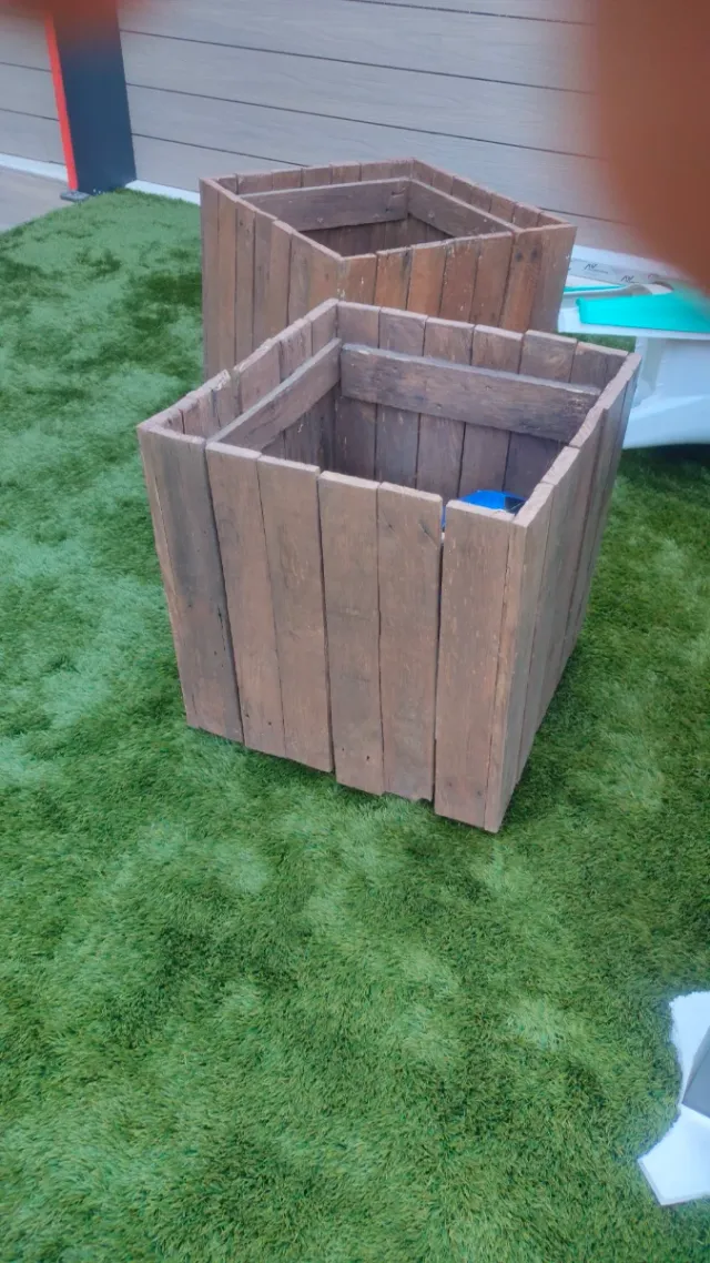 Dos jardineras de madera para exterior.