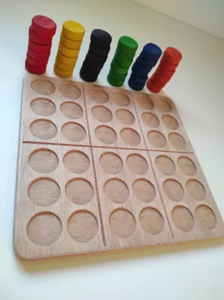 Juego de mesa artesanal de madera