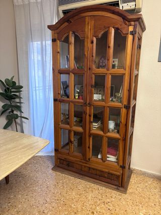 Vitrina rústica de madera maciza con puertas