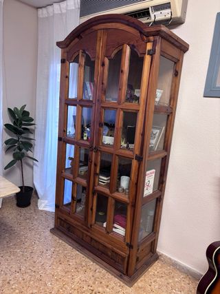 Vitrina rústica de madera maciza con puertas