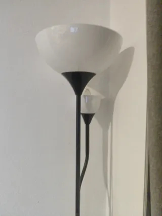 Lámpara de pie negra y blanca