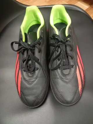 Botas de fútbol Adidas negras y rojas. Talla 38,5