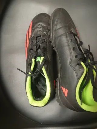 Botas de fútbol Adidas negras y rojas. Talla 38,5