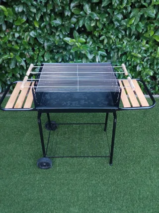 Barbacoa de carbón con ruedas