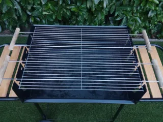 Barbacoa de carbón con ruedas