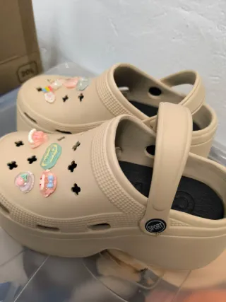 Sandalias Beige con Dijes Rosas