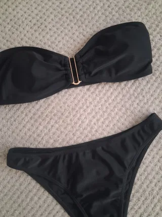 Bikini negro con detalle dorado