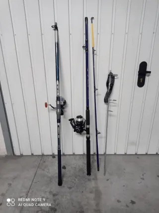 2 cañas de pesca con carretes y pichón