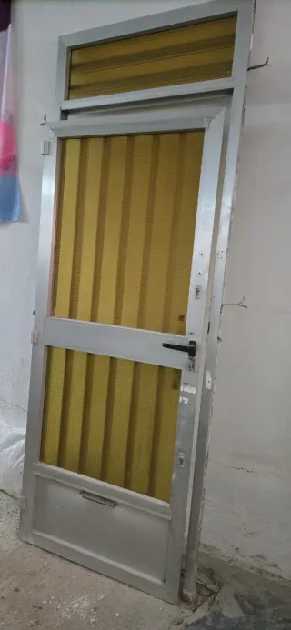Puerta aluminio entrada con cristal