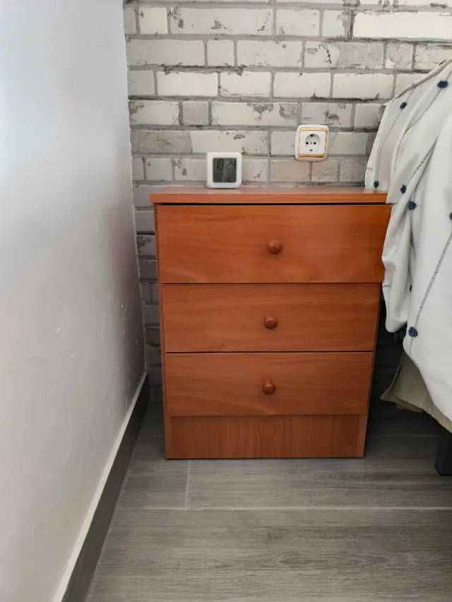 Mesita de noche de madera