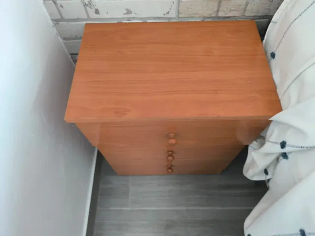 Mesita de noche de madera