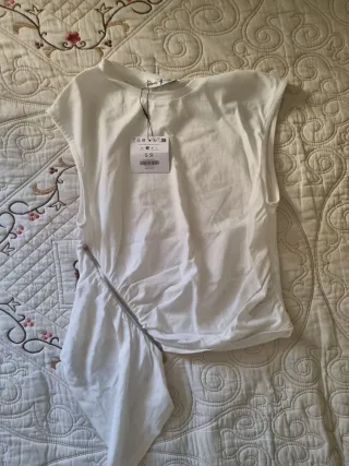 Top Bershka asimétrico blanco cremallera S