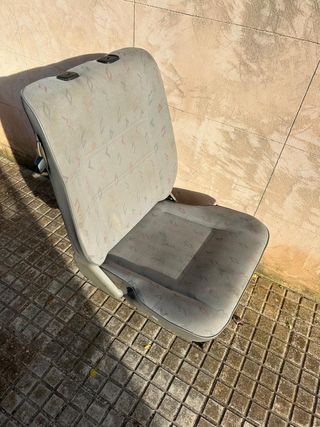 Asiento individual trasero
Llantas y cubiertas 