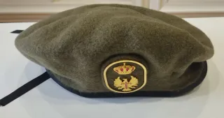 Boina verde militar con escudo