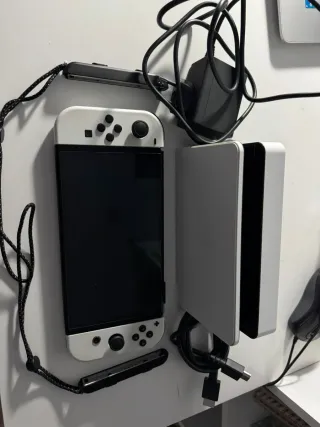Nintendo Switch OLED + gioco + custodia + biglietto