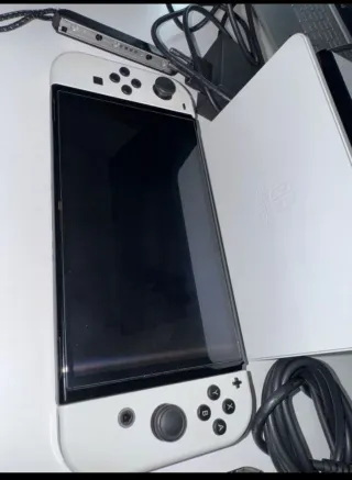 Nintendo Switch OLED + gioco + custodia + biglietto