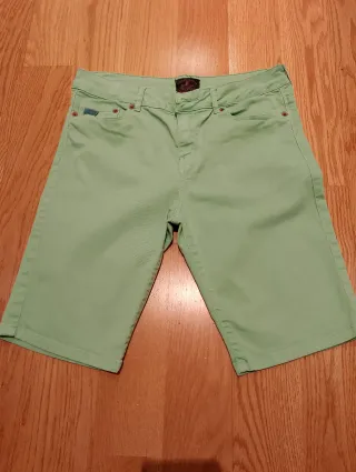 Pantalones cortos Lois T29 verdes.