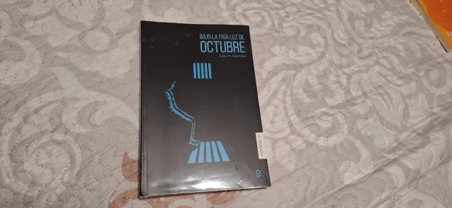 Libro "Bajo la fria luz de octubre"